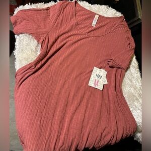 Beautiful LuLaRoe Perfect Tee in mauve rust.  Size Medium